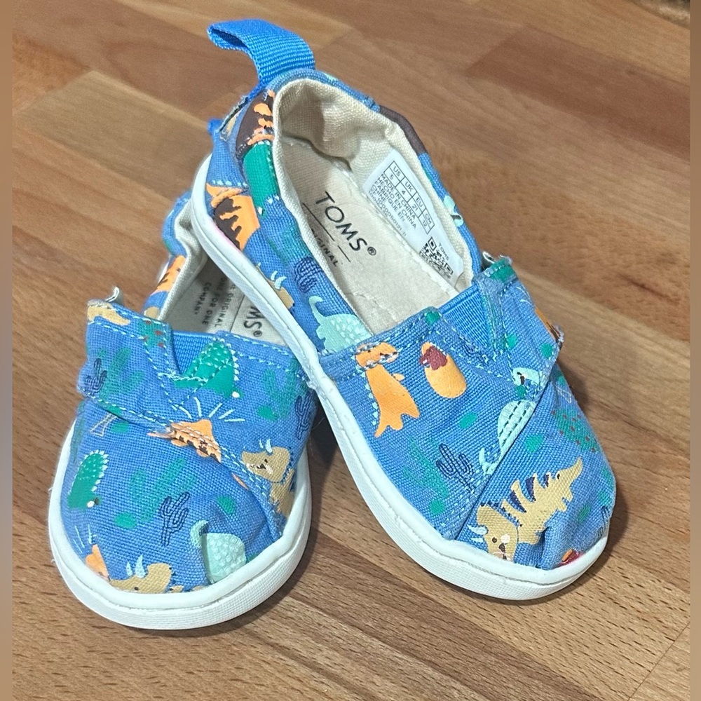 Toms toddler play shoes.